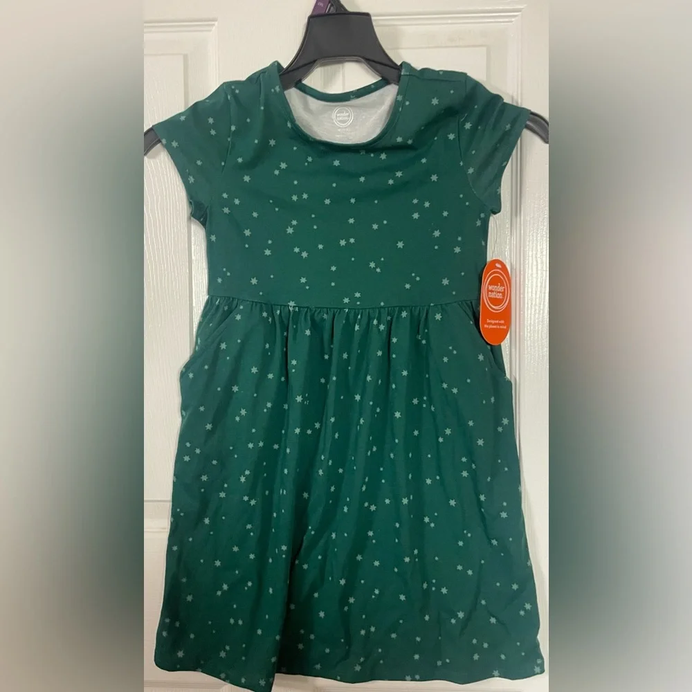 🔴 3/$12 Girl’s Green Starry Dress.‎ Size Medium (7/8) NWT!